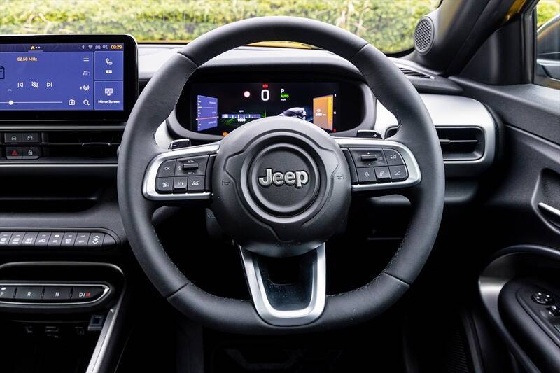「こんな小せぇJeepがあるか！」本国アメリカ人も驚く極小ハイブリッドSUVが日本上陸