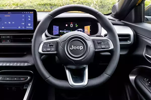 「「こんな小せぇJeepがあるか！」本国アメリカ人も驚く極小ハイブリッドSUVが日本上陸」の画像