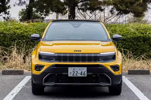 「「こんな小せぇJeepがあるか！」本国アメリカ人も驚く極小ハイブリッドSUVが日本上陸」の画像