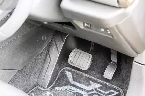「「こんな小せぇJeepがあるか！」本国アメリカ人も驚く極小ハイブリッドSUVが日本上陸」の画像