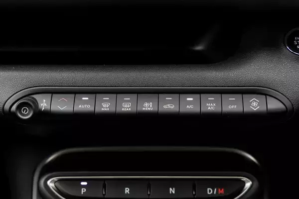 「「こんな小せぇJeepがあるか！」本国アメリカ人も驚く極小ハイブリッドSUVが日本上陸」の画像