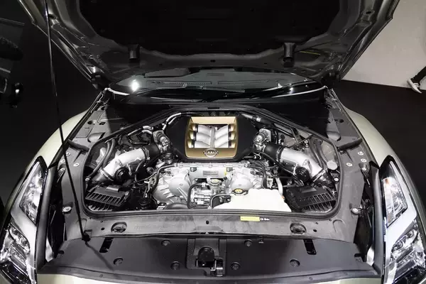 「日産が新型「GT-R」を発表！ 限定仕様車とNISMOチューンをアイドルが最速チェック！」の画像