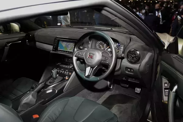 「日産が新型「GT-R」を発表！ 限定仕様車とNISMOチューンをアイドルが最速チェック！」の画像