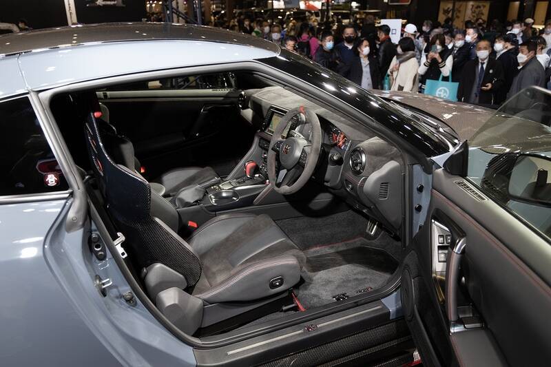 日産が新型「GT-R」を発表！ 限定仕様車とNISMOチューンをアイドルが最速チェック！