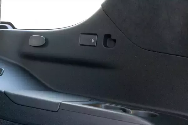 「アメ車は日本では売れない!? 超快適な王様SUV、キャデラック「エスカレード」を体験せよ！」の画像