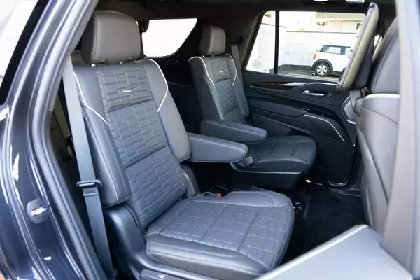 「アメ車は日本では売れない!? 超快適な王様SUV、キャデラック「エスカレード」を体験せよ！」の画像