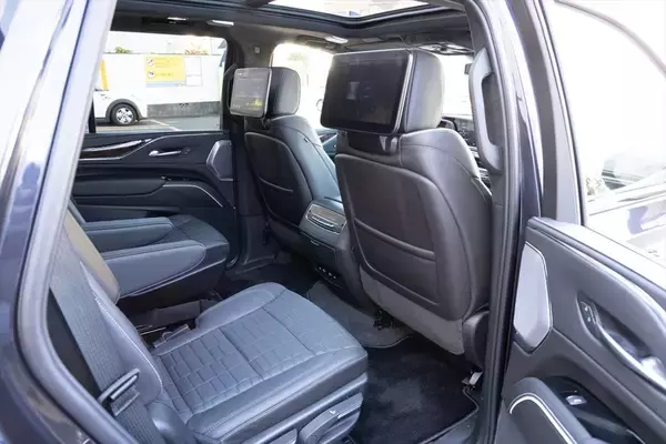 「アメ車は日本では売れない!? 超快適な王様SUV、キャデラック「エスカレード」を体験せよ！」の画像