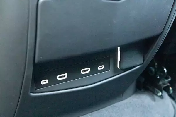 「アメ車は日本では売れない!? 超快適な王様SUV、キャデラック「エスカレード」を体験せよ！」の画像