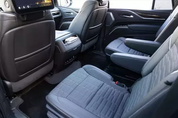 「アメ車は日本では売れない!? 超快適な王様SUV、キャデラック「エスカレード」を体験せよ！」の画像