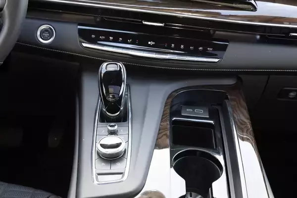 「アメ車は日本では売れない!? 超快適な王様SUV、キャデラック「エスカレード」を体験せよ！」の画像