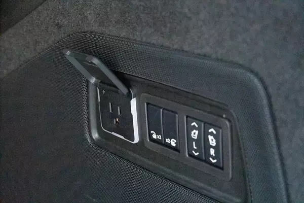 「アメ車は日本では売れない!? 超快適な王様SUV、キャデラック「エスカレード」を体験せよ！」の画像