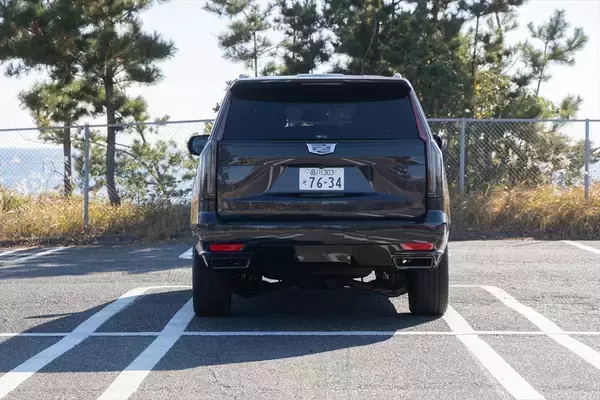 「アメ車は日本では売れない!? 超快適な王様SUV、キャデラック「エスカレード」を体験せよ！」の画像
