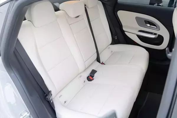 「アジア初上陸！ 表参道のど真ん中でメルセデスの世界観と「I’m donut?」が楽しめる新スポットオープン！」の画像