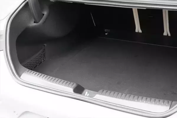 「アジア初上陸！ 表参道のど真ん中でメルセデスの世界観と「I’m donut?」が楽しめる新スポットオープン！」の画像