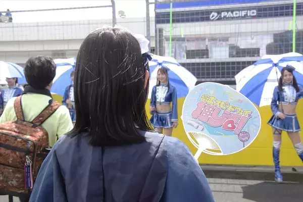 「レース観戦の最新トレンドは「推し活」!? SUPER GTで現役アイドルが“推される側”から“推す側”になってみた」の画像
