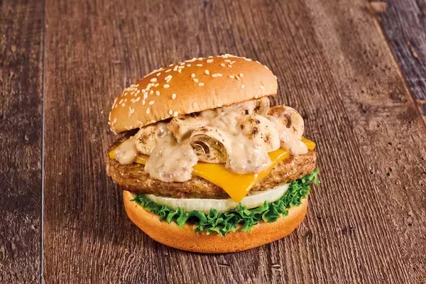 「この濃厚感！ ゴロゴロきのこ×どろ～りソースの秋バーガー」の画像