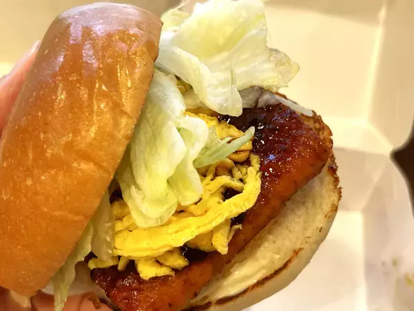 「【本日】990円「うな丼バーガー」が今年も！ 気になる味は？」の画像
