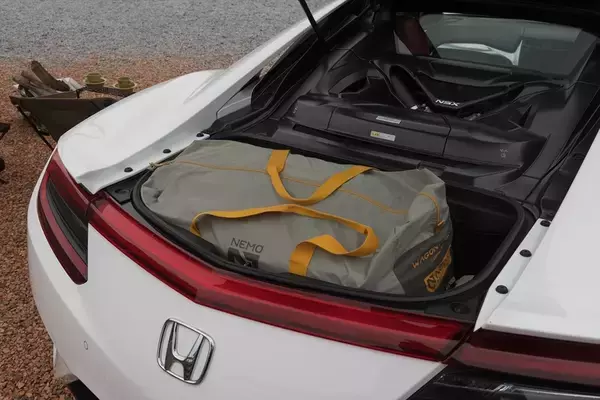 「「NSXでキャンプ」は実在した!? テールゲートに荷物を詰め込むスーパーカー・アウトドアの衝撃」の画像