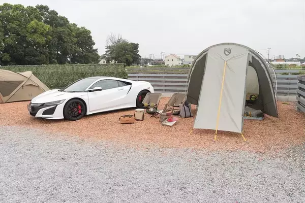 「「NSXでキャンプ」は実在した!? テールゲートに荷物を詰め込むスーパーカー・アウトドアの衝撃」の画像