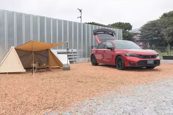 「「NSXでキャンプ」は実在した!? テールゲートに荷物を詰め込むスーパーカー・アウトドアの衝撃」の画像