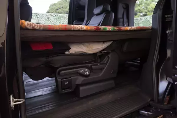 「「NSXでキャンプ」は実在した!? テールゲートに荷物を詰め込むスーパーカー・アウトドアの衝撃」の画像