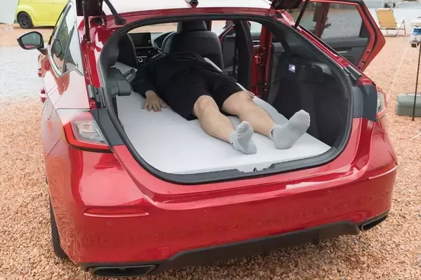 「「NSXでキャンプ」は実在した!? テールゲートに荷物を詰め込むスーパーカー・アウトドアの衝撃」の画像