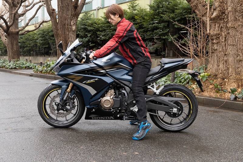 Hondaの最新ロードスポーツ「CBR400R」と「CBR250RR」を比較！ どっちが乗りやすい？