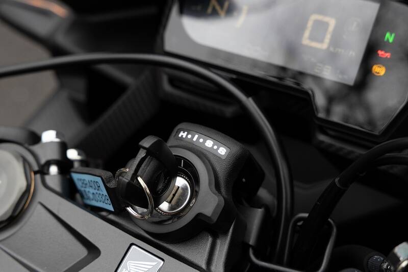 Hondaの最新ロードスポーツ「CBR400R」と「CBR250RR」を比較！ どっちが乗りやすい？