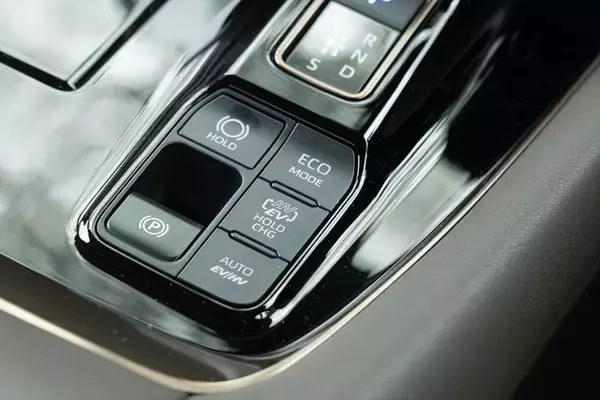 「売れまくってるトヨタのミニバン「アルファード」はPHEVによって完成する」の画像