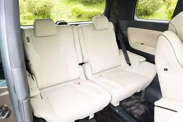 「売れまくってるトヨタのミニバン「アルファード」はPHEVによって完成する」の画像