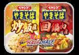 「セブン限定！ペヤング「炒飯風×回鍋肉風」1つで3度おいしい超大盛」の画像1
