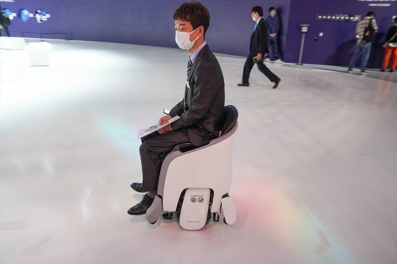 ジャパンモビリティショーで1人乗りモビリティを見る、乗れる、動き回れる！