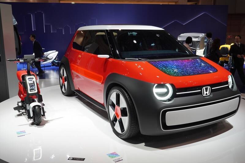 ジャパンモビリティショーで1人乗りモビリティを見る、乗れる、動き回れる！