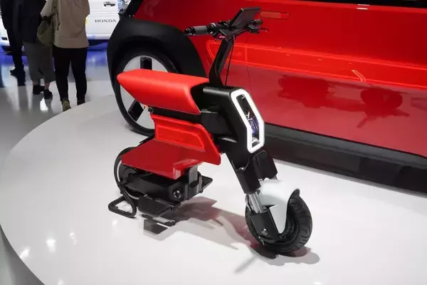「ジャパンモビリティショーで1人乗りモビリティを見る、乗れる、動き回れる！」の画像