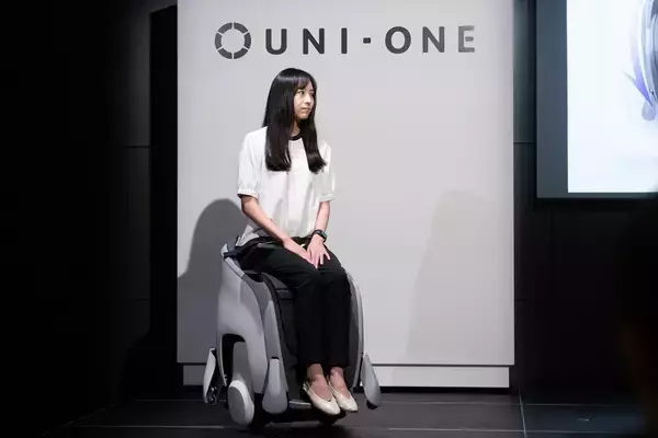 「Hondaの「UNI-ONE」はASIMOの技術で左右駆動も可能な最新ハンズフリーパーソナルモビリティ」の画像