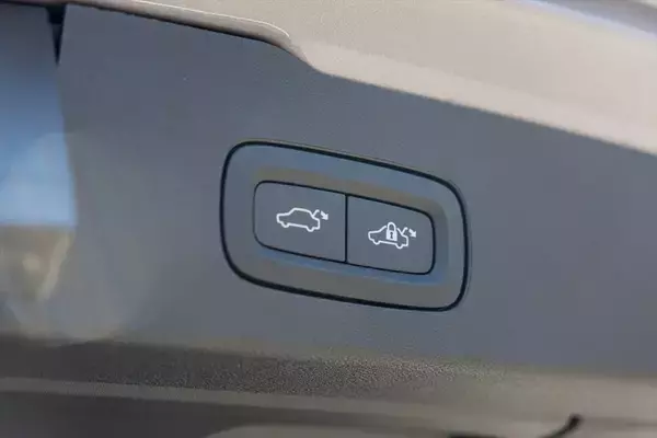 「日本で10番目に売れている輸入車がスウェーデンのボルボ「V60」って知ってた？」の画像