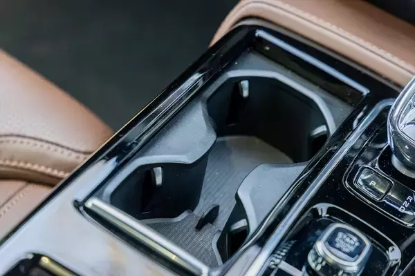 「日本で10番目に売れている輸入車がスウェーデンのボルボ「V60」って知ってた？」の画像