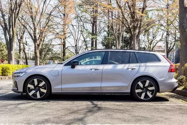 「日本で10番目に売れている輸入車がスウェーデンのボルボ「V60」って知ってた？」の画像