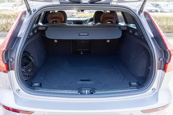 「日本で10番目に売れている輸入車がスウェーデンのボルボ「V60」って知ってた？」の画像