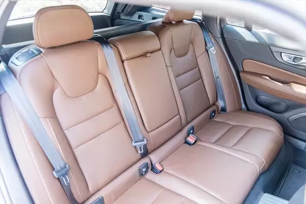 「日本で10番目に売れている輸入車がスウェーデンのボルボ「V60」って知ってた？」の画像