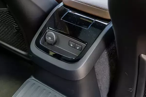「日本で10番目に売れている輸入車がスウェーデンのボルボ「V60」って知ってた？」の画像