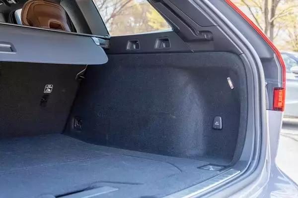 「日本で10番目に売れている輸入車がスウェーデンのボルボ「V60」って知ってた？」の画像