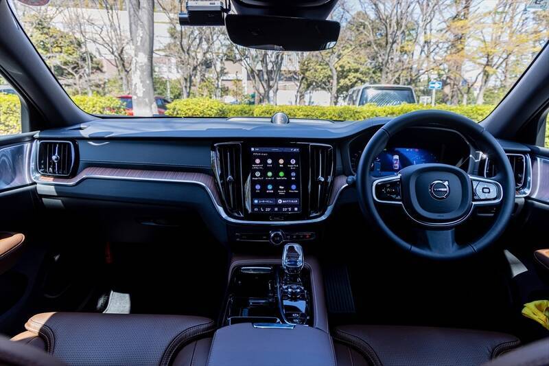 日本で10番目に売れている輸入車がスウェーデンのボルボ「V60」って知ってた？