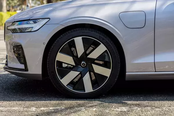 「日本で10番目に売れている輸入車がスウェーデンのボルボ「V60」って知ってた？」の画像
