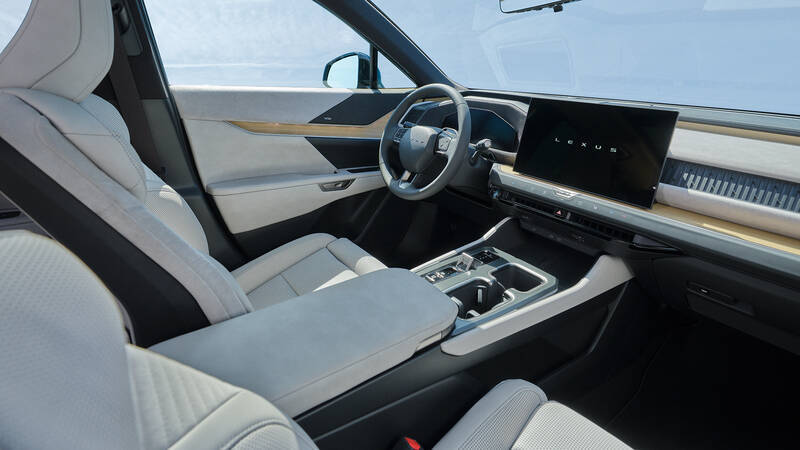レクサス初のBEV3列SUV「TZ」世界初公開　航続距離は620km、これはまさに“走るラウンジ”！