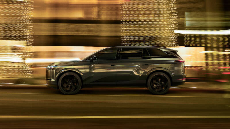 レクサス初のBEV3列SUV「TZ」世界初公開　航続距離は620km、これはまさに“走るラウンジ”！