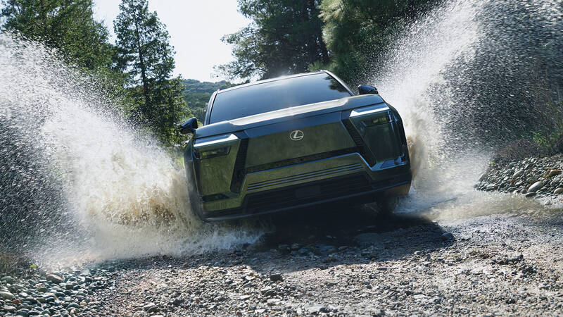 レクサス初のBEV3列SUV「TZ」世界初公開　航続距離は620km、これはまさに“走るラウンジ”！