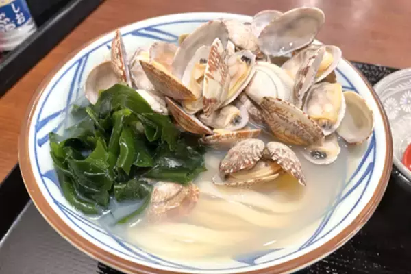 「今年も「山盛り」が復活!! 丸亀製麺「あさりうどん」春のお待ちかね」の画像