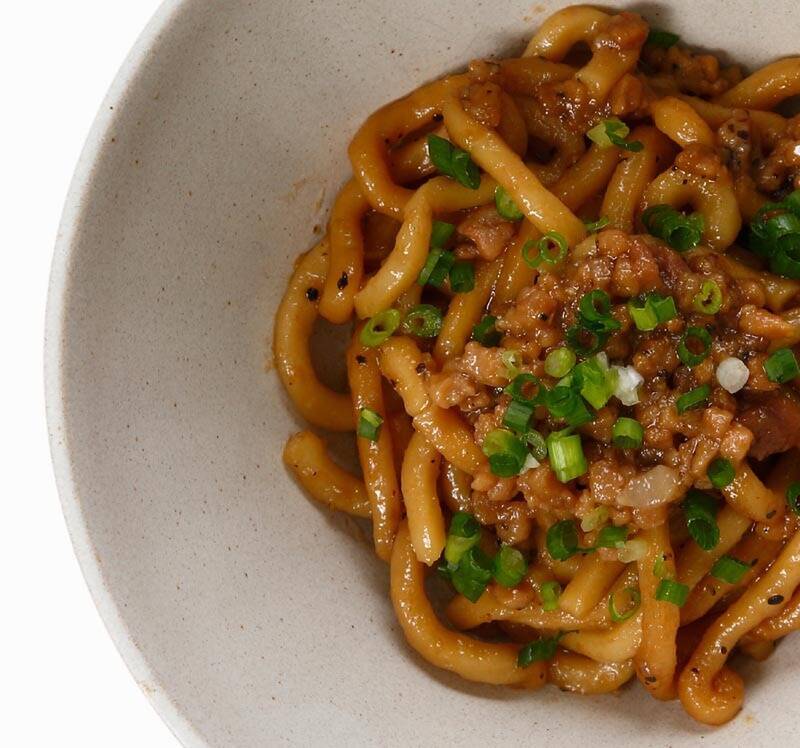 レンジで2分30秒加熱するだけ！「麺QUICK」からガッツリ系「角煮入り豚まぜそば」 常温1年保存可能