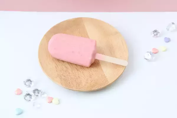 「サクマ「いちごみるく」キャンディのアイスバーが登場！あの食感・味わいを再現」の画像